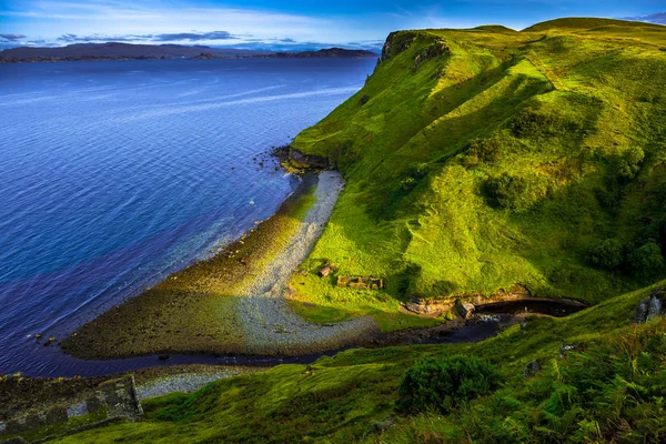 Iskoçya Skye Adası Nda Vadi Küçük Nehir Ile Muhteşem Kıyı — Stok fotoğraf