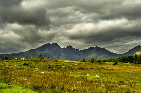 Malowniczy Krajobraz Górami Odległą Osadą Wyspie Skye Szkocji — Zdjęcie stockowe