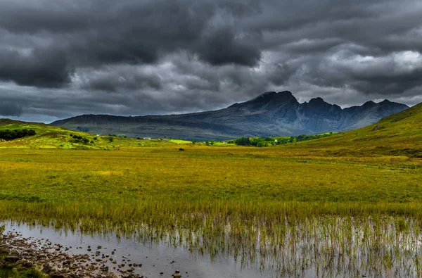 Malebná Krajina Horami Dálkovou Osadě Ostrově Skye Skotsku — Stock fotografie