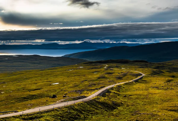 Görünüm from Applecross Pass doğal peyzaj Ile Curvy tek parça yol ve Iskoçya 'Da Skye Adası