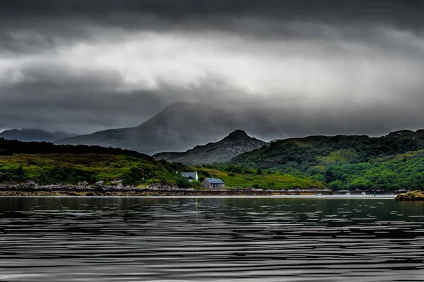 스코틀랜드의 해변에서 안개와 구름과 근처의 — 스톡 사진