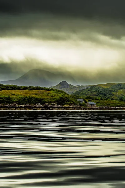 Assentamento remoto perto de Gairloch na frente de montanhas com nevoeiro e nuvens de chuva na costa panorâmica da Escócia — Fotografia de Stock