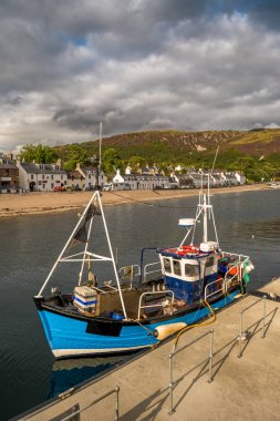 Iskoçya 'Da Loch süpürge at eski balıkçı teknesi Ile Ullapool şehri