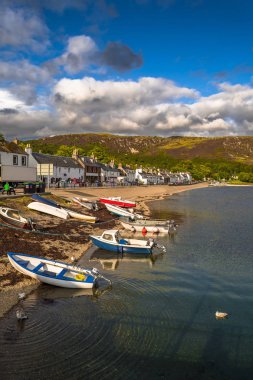 Iskoçya 'Da Loch süpürge at eski balıkçı teknesi Ile Ullapool şehri