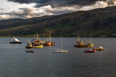 Iskoçya 'Da Loch Broom at Ullapool Limanı 'Nda demirlemiş eski yıpranmış balıkçı tekneleri