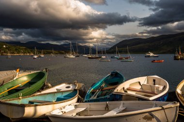 Iskoçya 'Da Ullapool limanında Vintage Fisher tekneleri Ile Loch Broom at eski küçük Kürek tekneleri