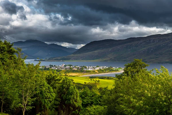 Město Ullapool a Loch smeták na pobřeží Atlantiku v Scotlan — Stock fotografie