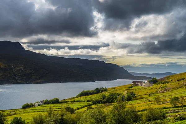 Scenic Coastal Landscape With Single House At The Coast Of Loch — Stock Photo, Image