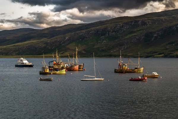 Iskoçya 'Da Loch Broom at Ullapool Limanı 'Nda demirlemiş eski yıpranmış balıkçı tekneleri