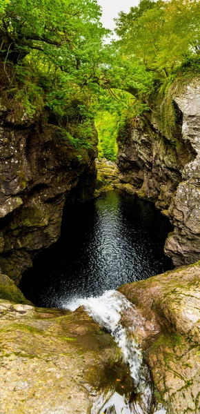 Cachoeira Cai Foyers Estreito Desfiladeiro Com Ponte Pedra Velha Loch — Fotografia de Stock