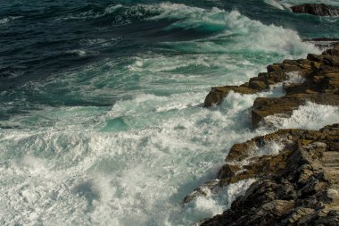 Iskoçya 'Da Atlantik kıyısındaki kaya kayalıkları 'Nda büyük dalgalar kırma