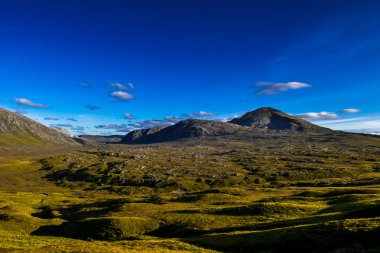 Dağlar ve Iskoçya 'Da Durness ve Rhiconich yakın muhteşem güneşlik Vadisi Ile Highlands