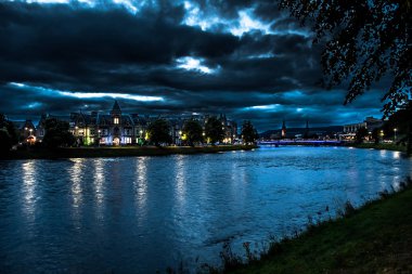 Iskoçya 'da geceleri nehir Ness de Inverness şehir manzaralı sokaklarında aydınlatmalı binalar