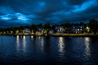 Iskoçya 'da geceleri nehir Ness de Inverness şehir manzaralı sokaklarında aydınlatmalı binalar