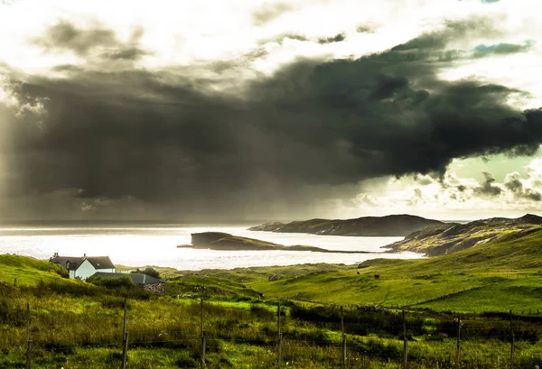 Paisaje Costero Con Nubes Pesadas Playa Oldshoremore Cerca Kinlochbervie Escocia — Foto de Stock