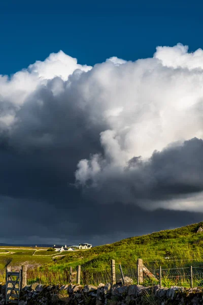 Dům Vzdálené Farmy Před Těžkými Mraky Horách Skotska — Stock fotografie