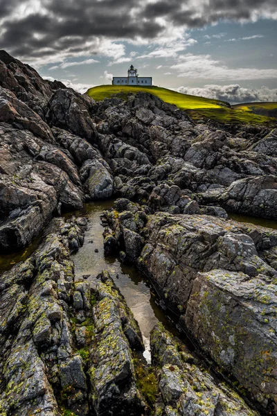 スコットランドのサーソー近くの大西洋岸の Strathy の頂上にある 野生の崖の上にあるポイント灯台 — ストック写真