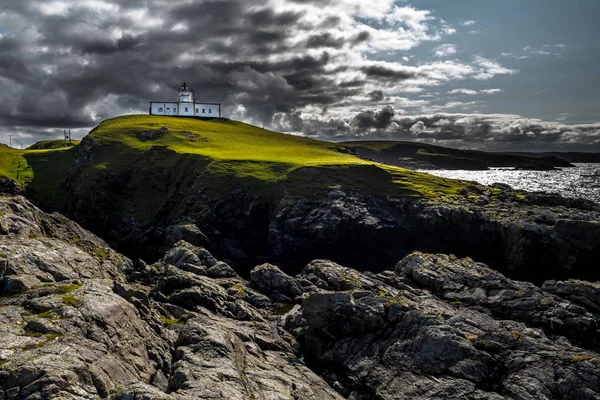 Strathy Point Lighthouse Iskoçya 'Da Thurso yakın Atlantik sahilinde vahşi kayalıkların üstüne