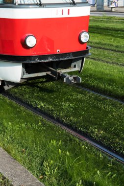 Tramvay Yeşil Çimenler 'den Demir Raylarla Geçiyor