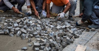 İnşaat İşçileri Ekibi, kaldırım taşlarıyla Pavement inşa ediyor.