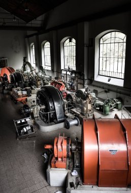 Hidroelektrik santralinin su türbinleri yenilenebilir enerji üretiyor