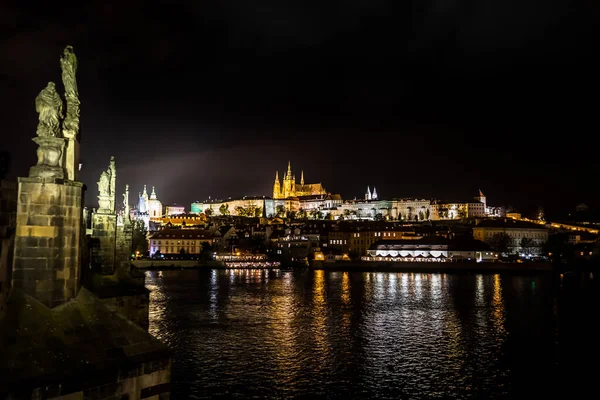 Verlichte Sint Vituskathedraal Kasteel Van Hradí Rivier Moldavië Nacht Praag — Stockfoto