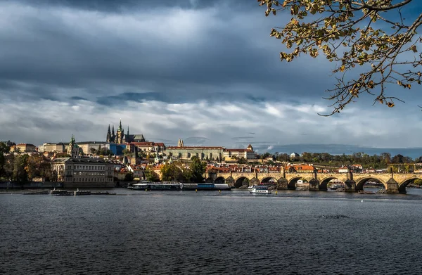 Karlsbron Över Moldavien River Och Hradcany Slott Prag Tjeckien — Stockfoto