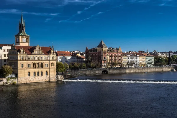 Moldavië Rivier Historische Gebouwen Praag Tsjechische Republiek — Stockfoto