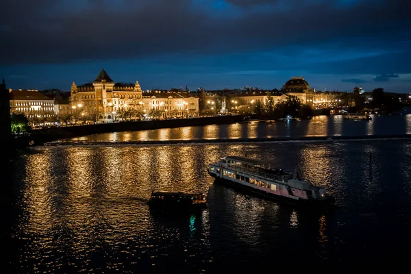 공화국 프라하 밤에는 역사적 건물들 조화를 이루는 몰도바 — 스톡 사진