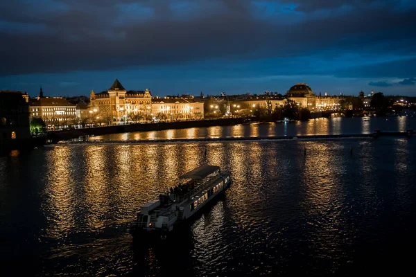공화국 프라하 밤에는 역사적 건물들 조화를 이루는 몰도바 — 스톡 사진