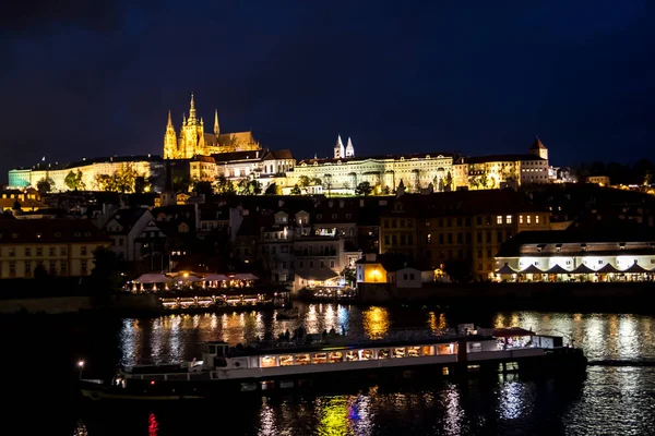 Verlichte Sint Vituskathedraal Kasteel Van Hradí Rivier Moldavië Nacht Praag — Stockfoto