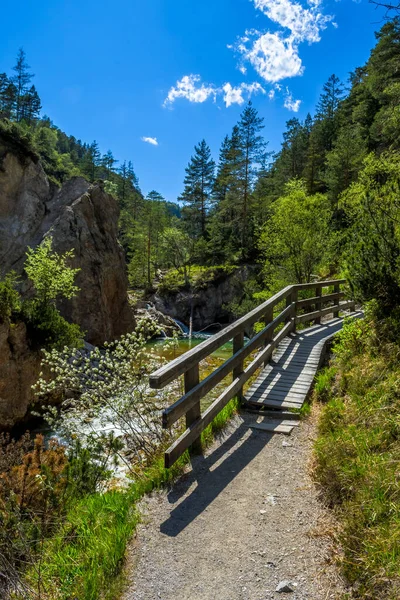 Wanderweg Unter Wildem Gebirgsfluss Oetschergräben Österreich — Stockfoto