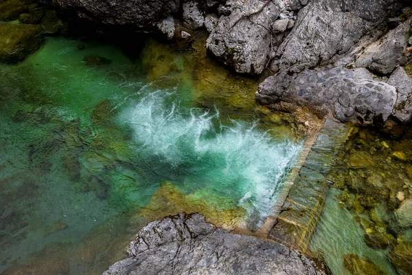 Clear Mountain River Scorre Sopra Diga Tra Rocce — Foto Stock