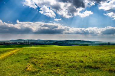 Avusturya 'da Viyana' nın ufuk çizgisi önünde güneşli bulutlu kırsal alan