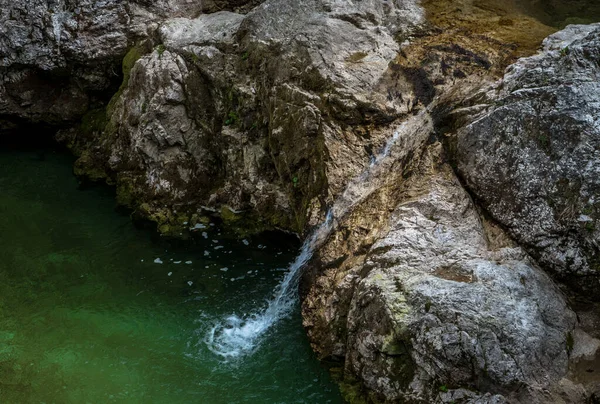 Klar Och Sötvatten Strömmar Från Mountain Spring Till Floden — Stockfoto