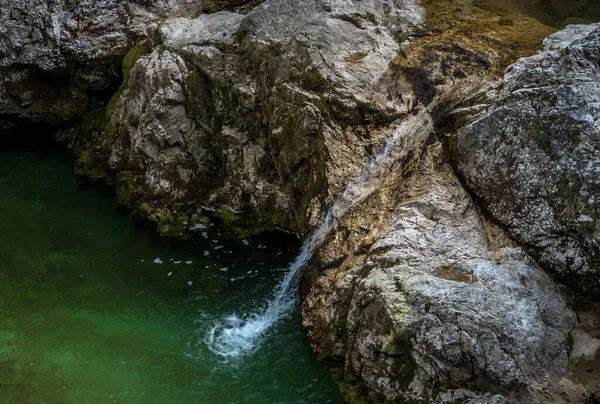 Acqua Dolce Limpida Scorre Dalla Sorgente Montagna Nel Fiume — Foto Stock