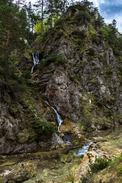 Úzký Vodopád Horským Lesem Rakousku — Stock fotografie