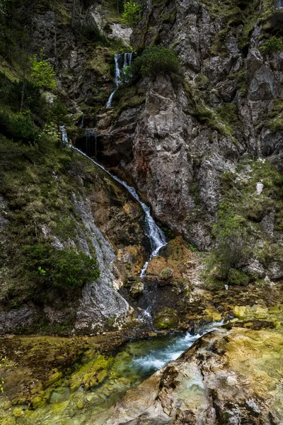 Úzký Vodopád Horským Lesem Rakousku — Stock fotografie