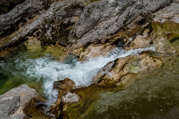 Чистая Горная Река Течет Над Плотиной Между Скалами — стоковое фото