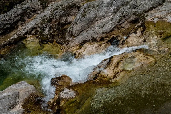 Clear Mountain River Teče Přes Přehradu Mezi Skalami — Stock fotografie