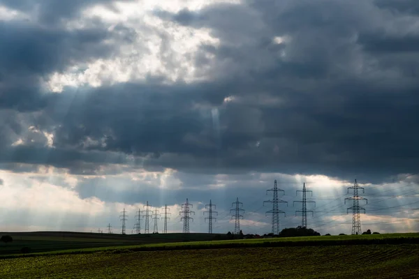 Pylony Wysokonapięciowymi Przewodami Energetycznymi Farmie Przy Burzliwej Pogodzie — Zdjęcie stockowe