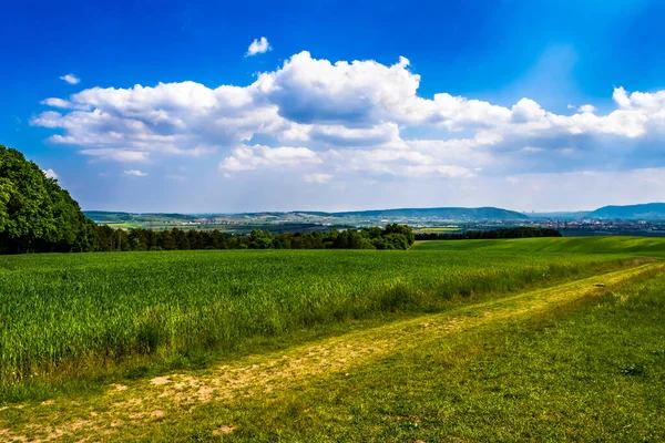 Paysage Rural Avec Des Nuages Ensoleillés Devant Skyline Vienne Autriche — Photo