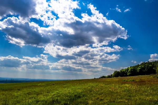 Avusturya Güneş Işığı Bulutlu Kırsal Arazi — Stok fotoğraf