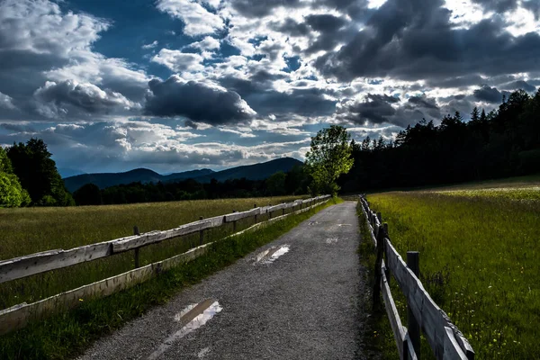 Grusväg Med Trästaket Landet Landskap Vid Regnigt Väder Österrike — Stockfoto