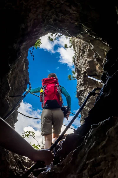 Mulher Trilha Caminhada Saída Caverna Steinwandklamm Áustria — Fotografia de Stock