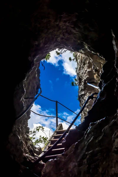 Wandelpad Met Uitgang Uit Een Grot Bij Steinwandklamm Oostenrijk — Stockfoto