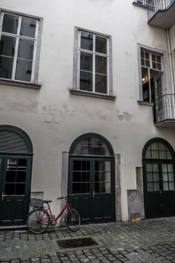 Avusturya 'nın Viyana şehrinde kilitli eski bir bisikleti olan tarihi bir evin arka bahçesi.