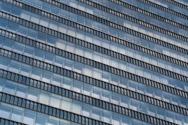 Viyana şehrindeki komşu kulelerin yansımalarıyla modern ofis binalarının cam cephesi