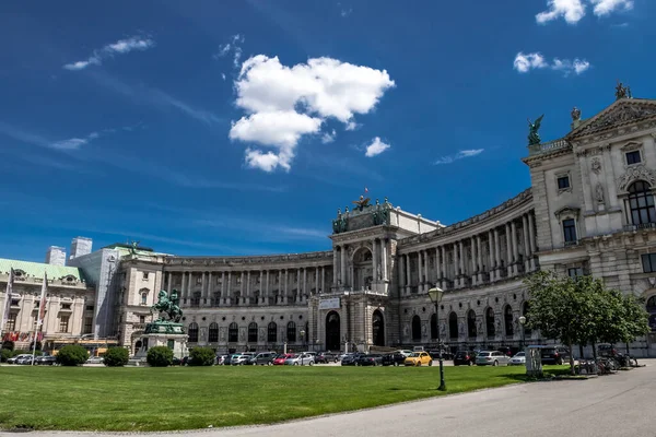 ホフブルク宮殿とオーストリアのウィーン市内の有名な広場ヘルデンプラッツ — ストック写真