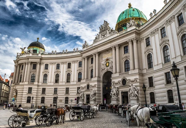 Residencia Presidentes Wiener Hofburg Con Caballos Fiaker Entrenadores Ciudad Interior — Foto de Stock